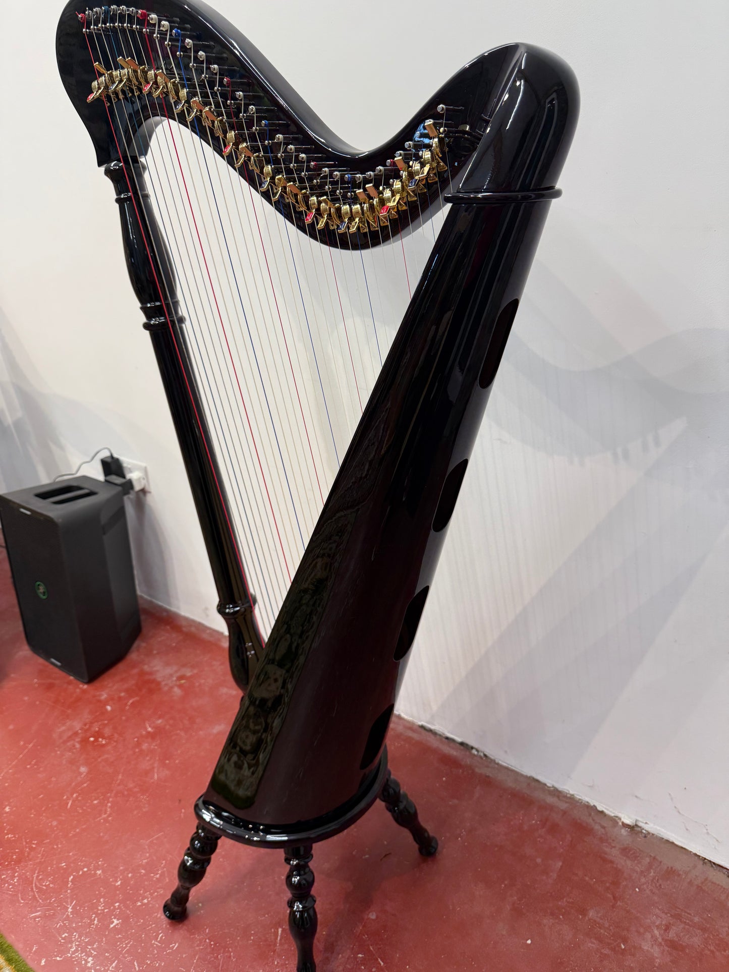 Hempson 34 string lever harp by Harfenland