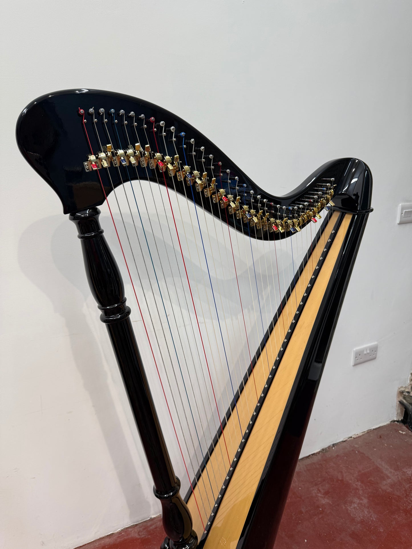 Hempson 34 string lever harp by Harfenland