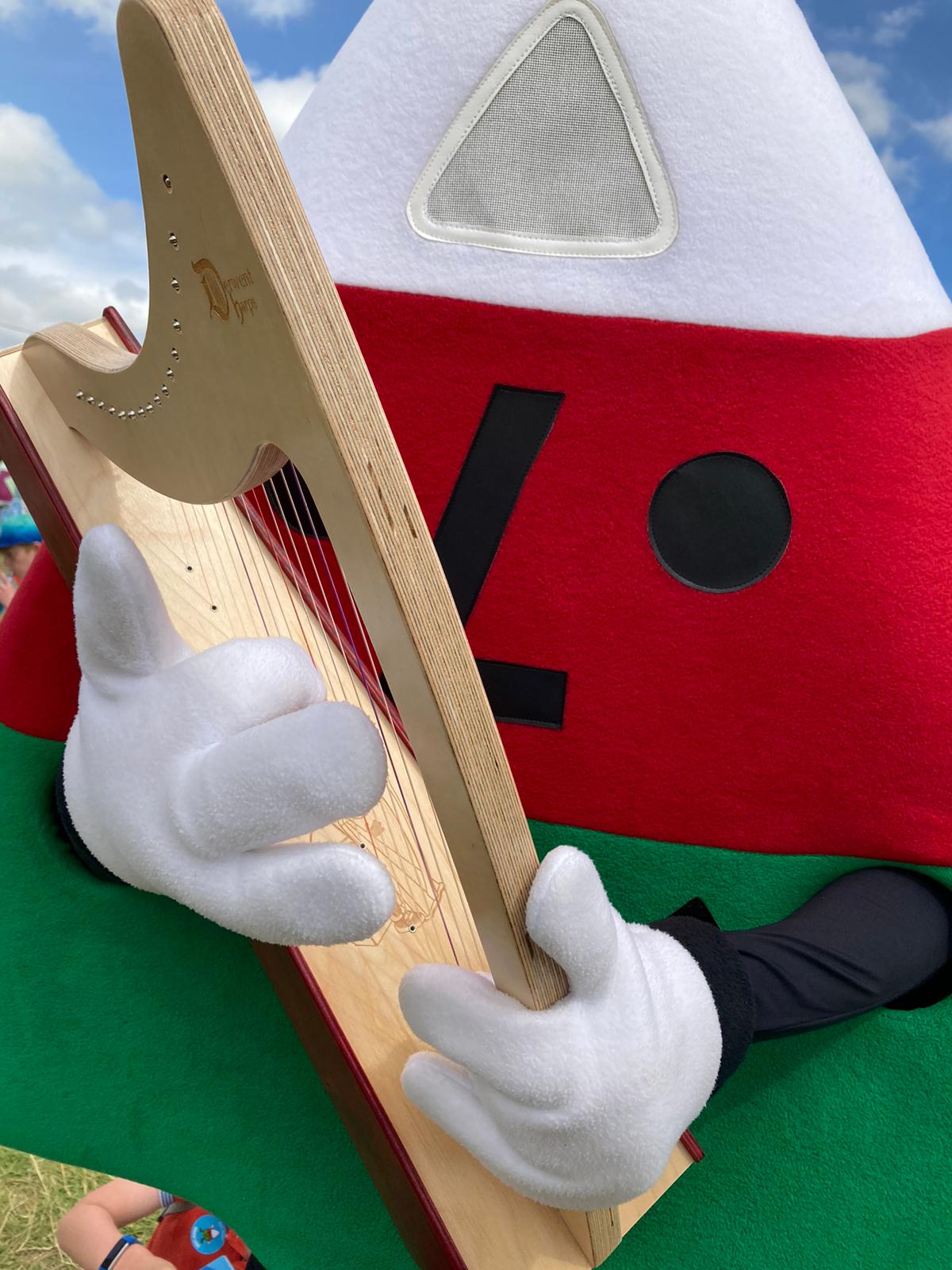 Mr Urdd playing a Discovery 16 harp #madeinwales